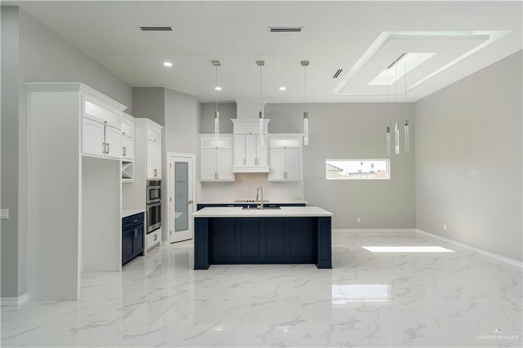 Elegant Residence — Gourmet Kitchen