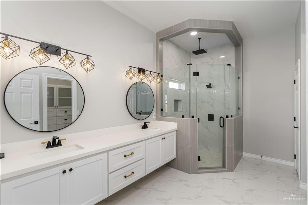 Modern Retreat — Glass Shower Suite